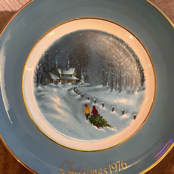 Wedgwood Holiday Scene Plate Set in Blue and Cream - Picture 4 of 13